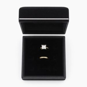 Juego de anillos · Dorado con piedra cuadrada