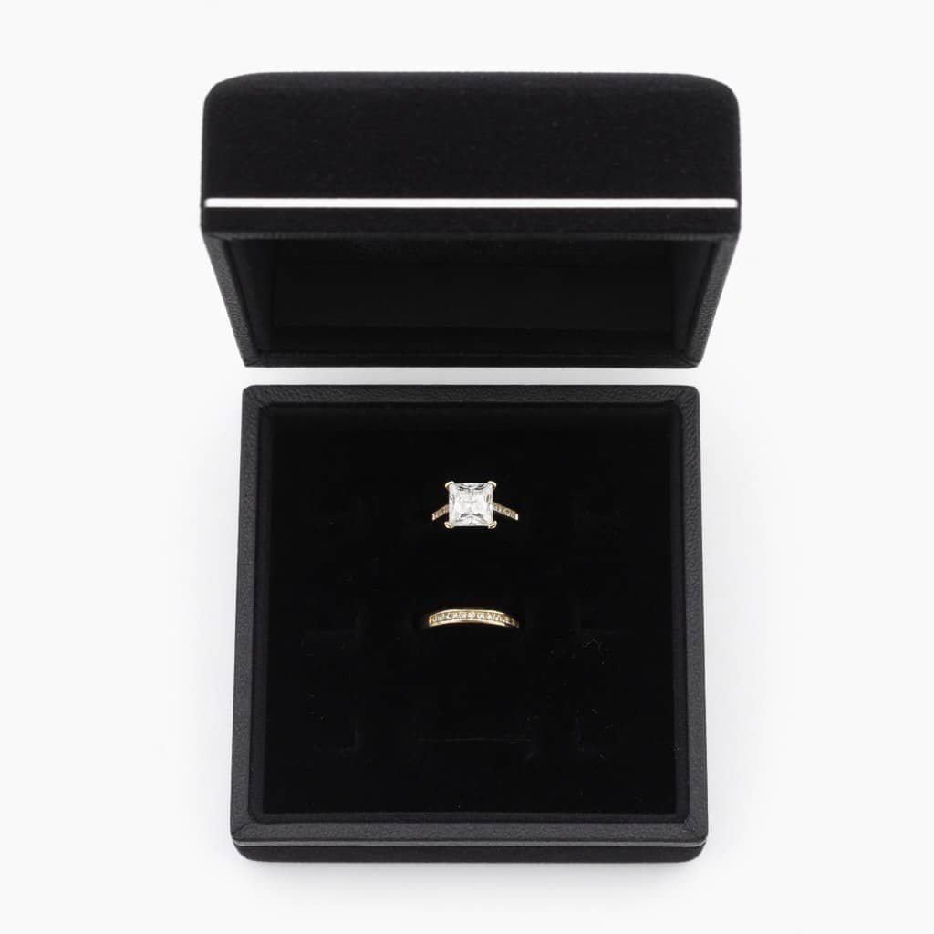 Juego de anillos · Dorado con piedra cuadrada